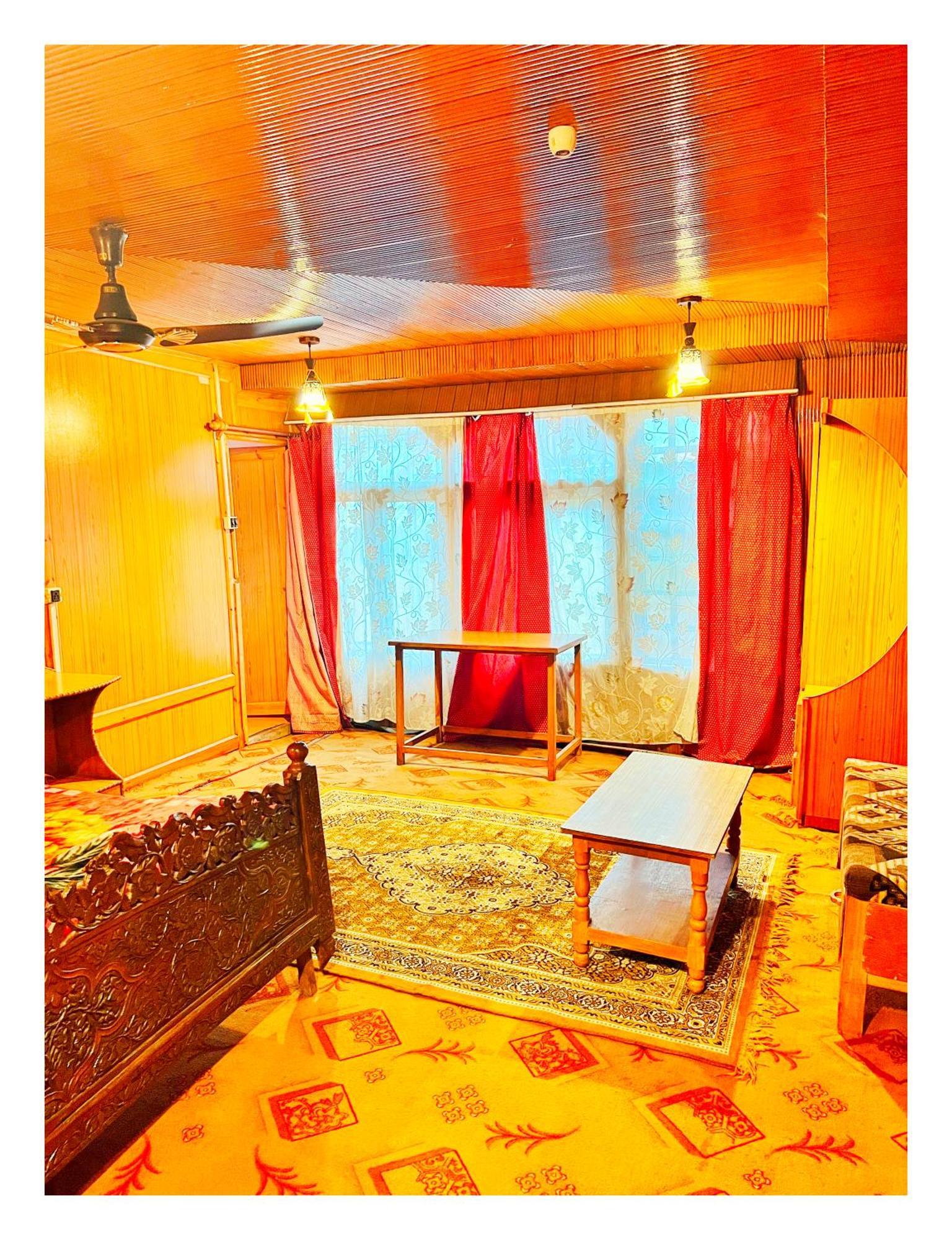 Backyard Stays With Dal Lake View Срінагар Екстер'єр фото
